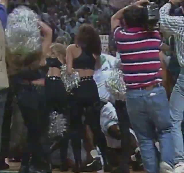 Rookie Alonzo Mourning knocks down the game-winning jumper
to advance the Hornets vs Celtics (1993 Playoffs)