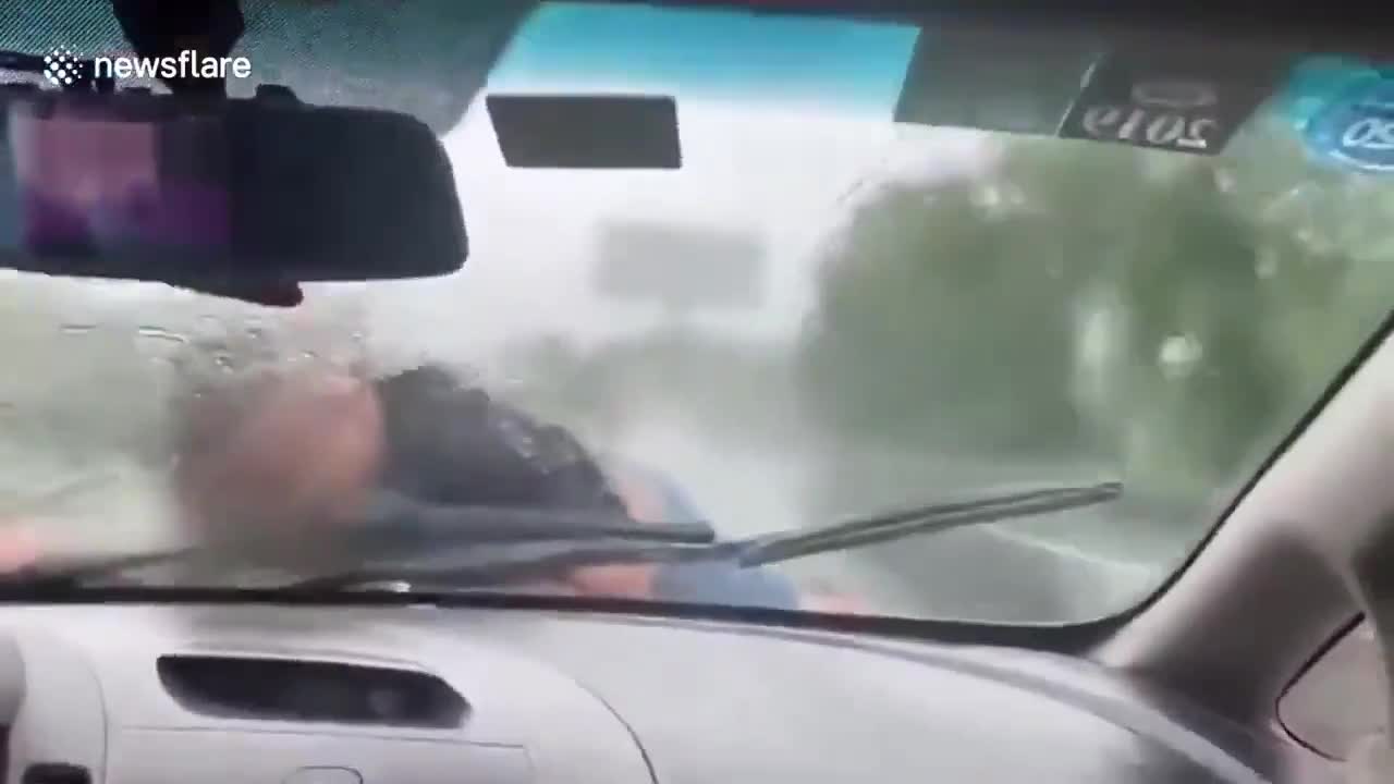 Un homme s'accroche à la voiture de son ex alors qu'elle roule à plus de 110 km/h sur l'autoroute