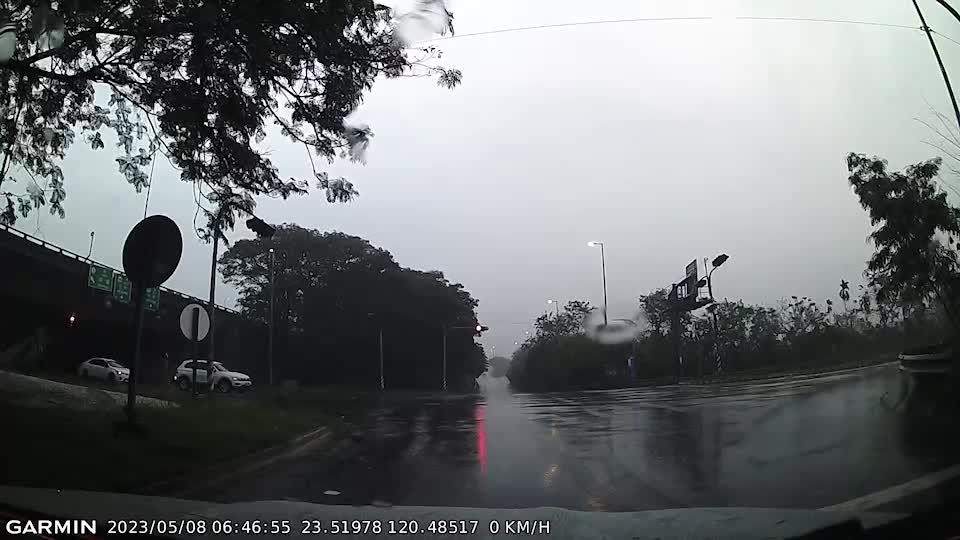 [分享] 最近停紅綠燈都會被飛天車撞擊?