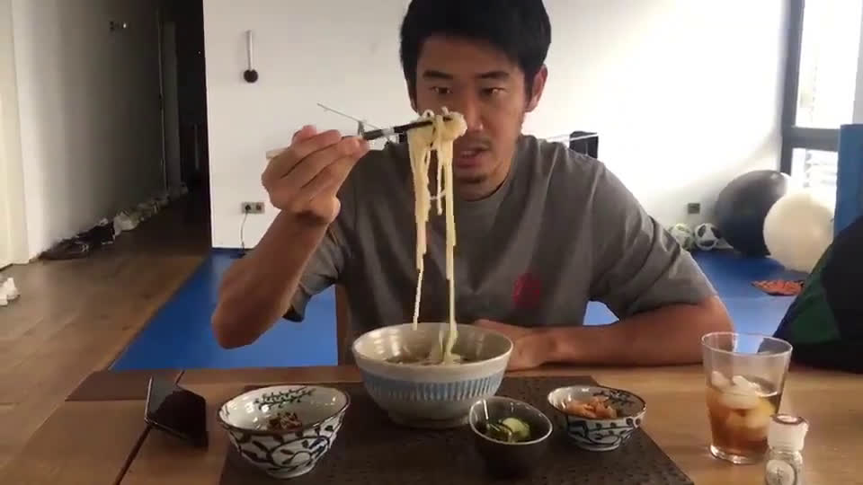 動画 香川真司が自宅でうどんを食べながら味を解説して笑いを堪える 麺同士が喧嘩しあってると味が落ちちゃう