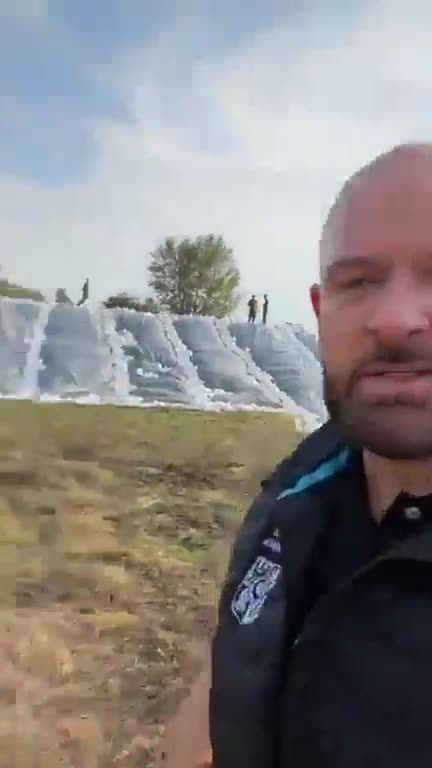 PrawyPopulista 🇵🇱🇺🇦 - - Sutryk: wojsko zabezpiecza wał, ja nie jestem tutaj najważniejszy - Kamerzysta: odwraca się, żeby pokazać wał - Sutryk: : biegnie za kadrem 30 cm od obiektywu 🤣🤦♂️🤦♂️🤦♂️