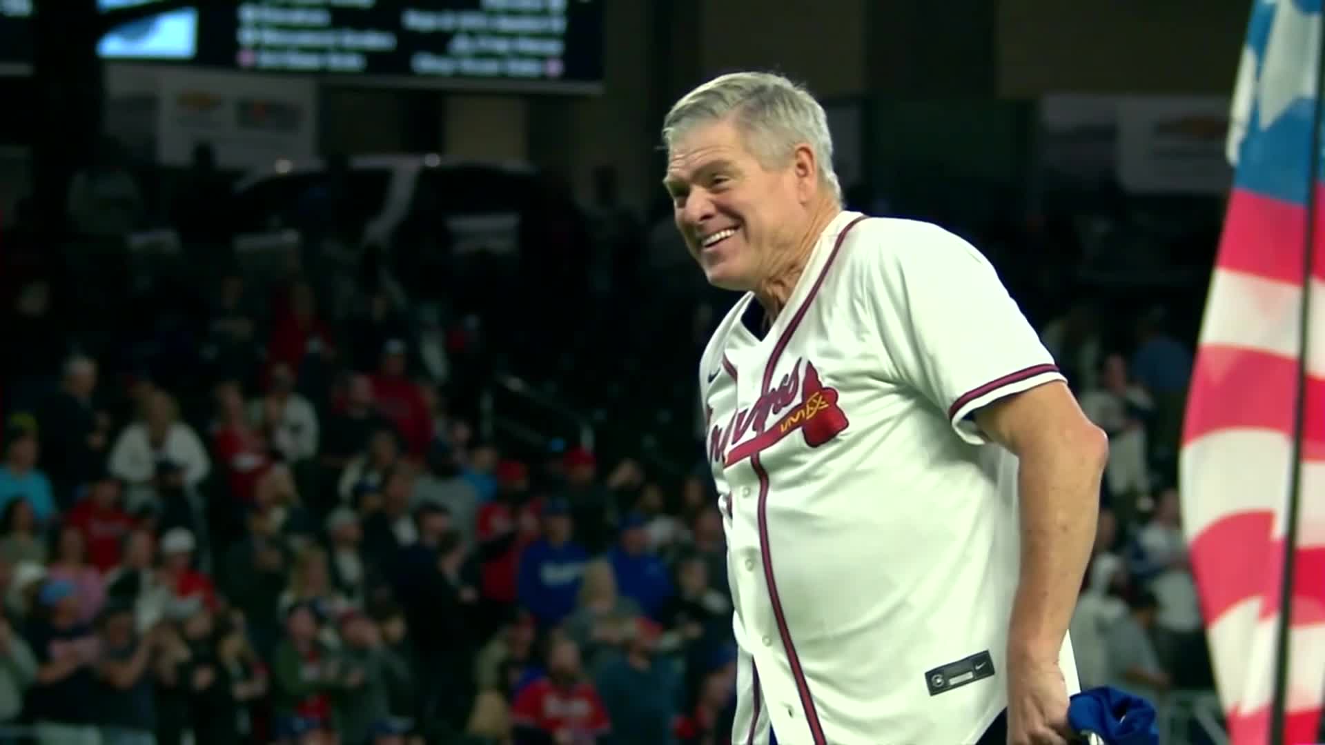 Dale Murphy throws the first pitch for Game 2 of the NLCS. : r