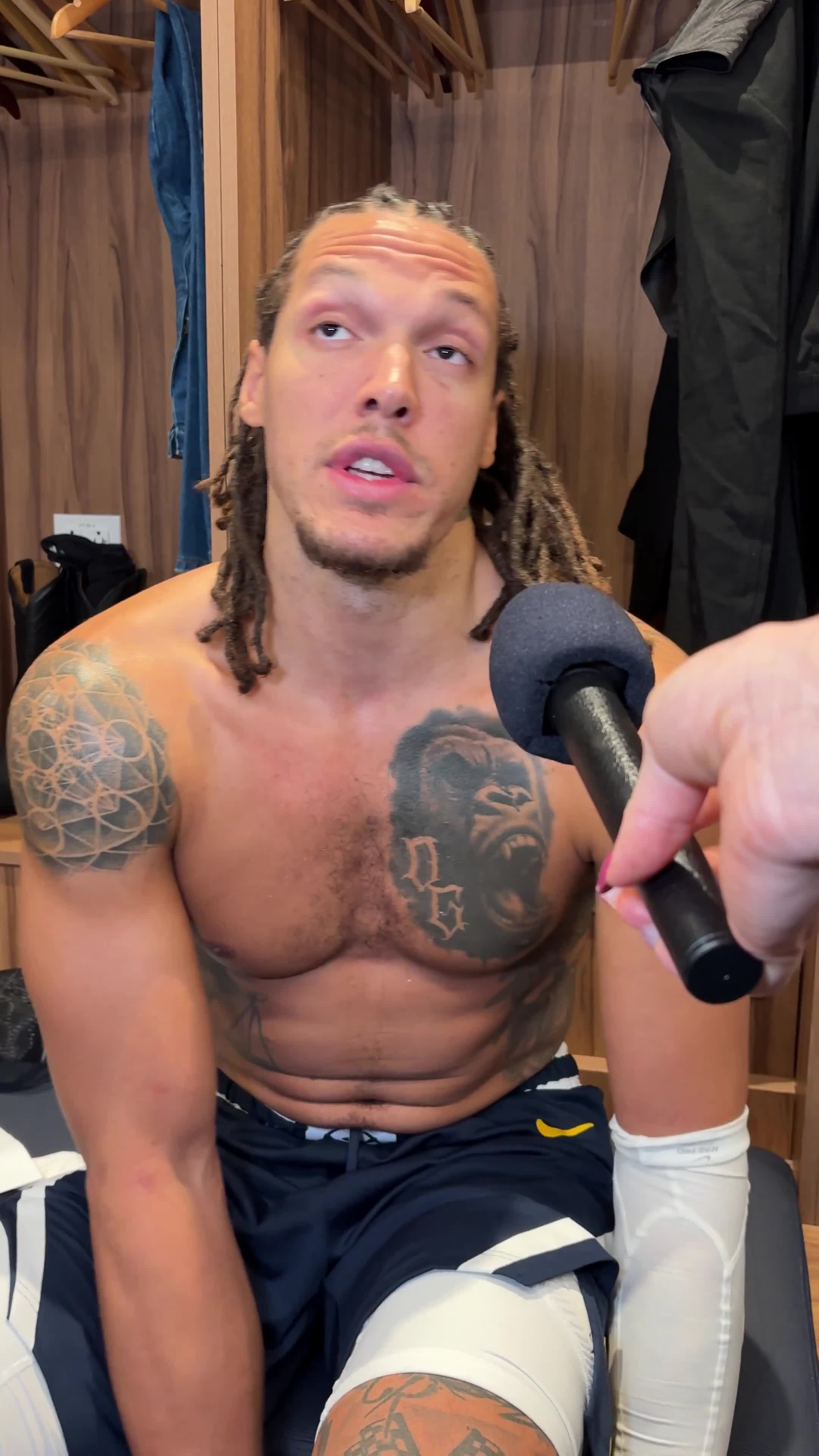 アーロン・ゴードンが試合後のインタビューで、自分の夜について話してたんだけど、どうやらチームは彼に試合球を渡そうとしたらしいんだよね。でも彼は断ったんだって。負けを家に持ち帰りたくなかったんだってさ。, image size:2160x3840