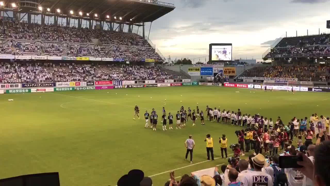 動画 ベガルタ仙台戦の試合前にサガン鳥栖のトーレスがピッチに入場 アップする姿を取り囲む報道陣が凄い数にwww 動画 ベガルタ仙台戦の試合前にサガン鳥栖のトーレスがピッチに入場 アップする姿を取り囲む報道陣が凄い数にwww
