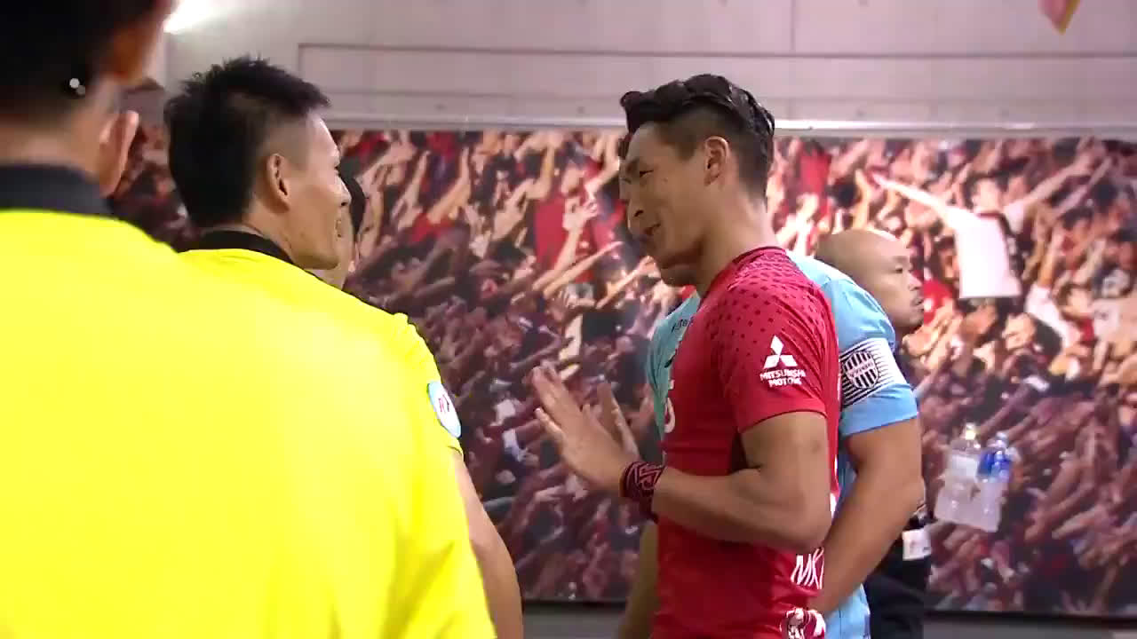 動画 ポドルスキと槙野智章が試合前にハグして仲良く会話 浦和レッズvsヴィッセル神戸戦で元ケルンの選手が日本で再会