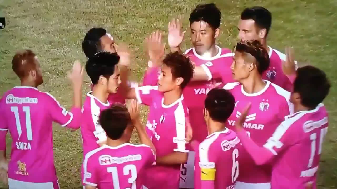 Gif 代表に呼ばれた杉本と柿谷の先日のハイタッチgifを改めて見てみるｗ サッカー情報 僕は自分が見たなにがししか信じない