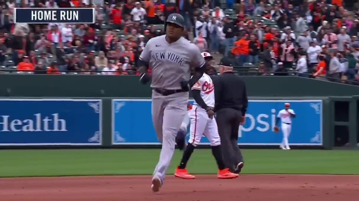 Yankees' Oswaldo Cabrera robs home run in first outfield start