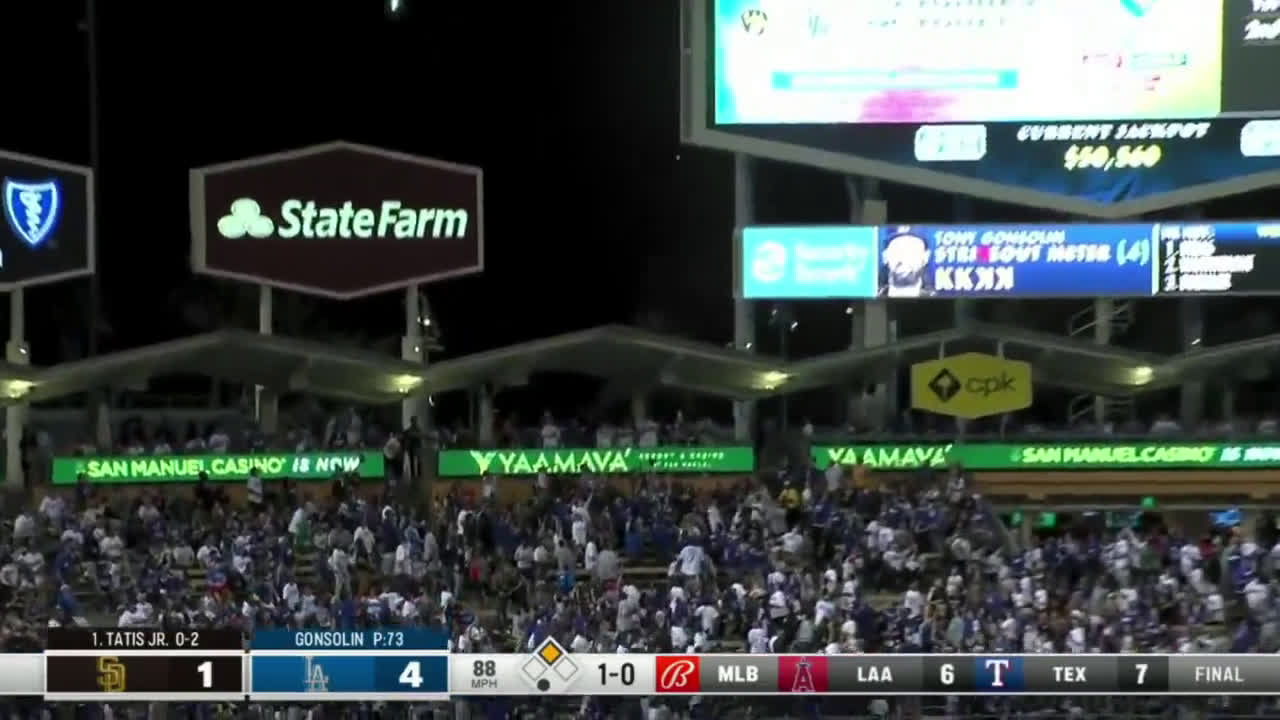 Piazza's homer clears Dodger Stadium 