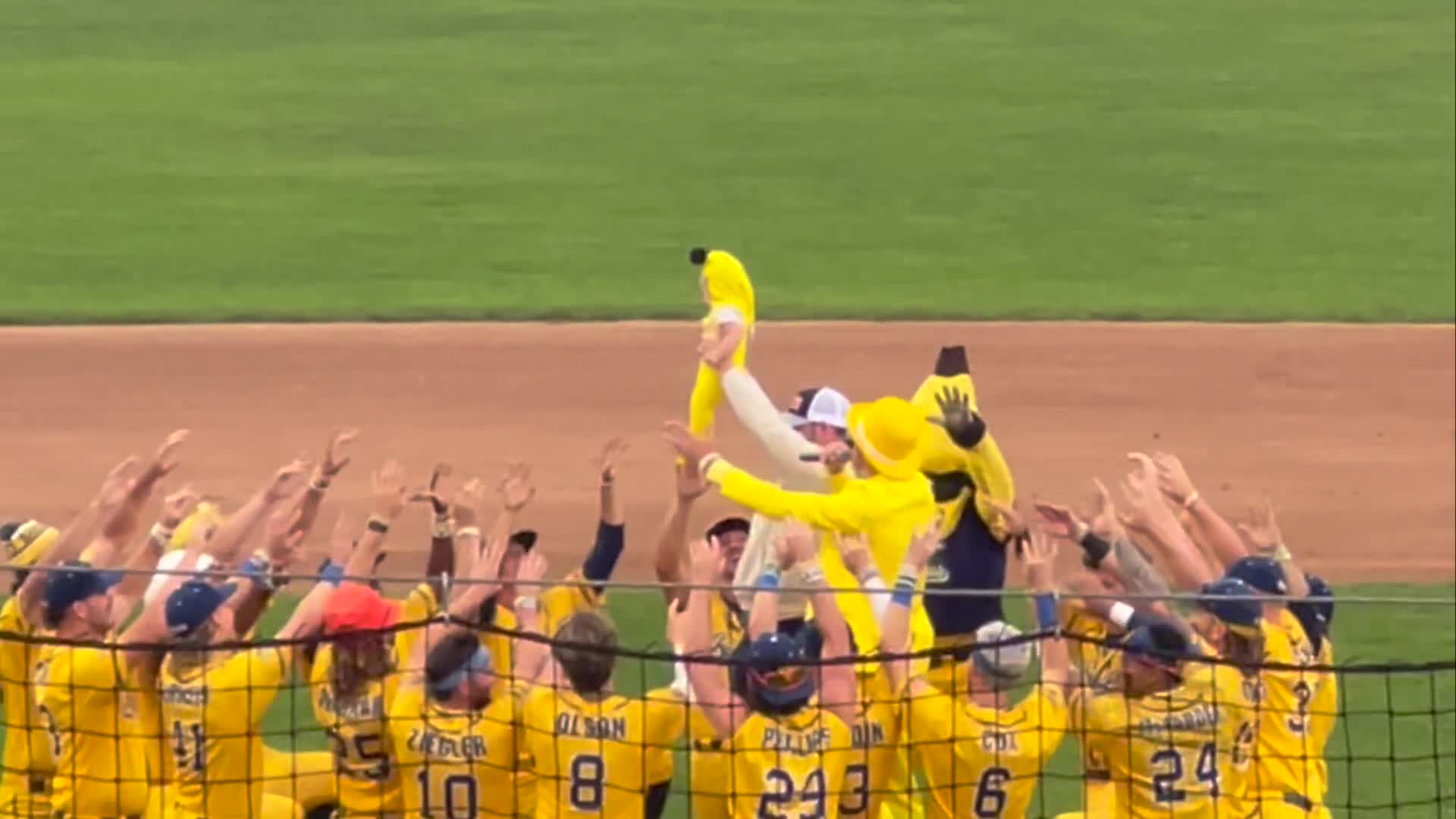 Red Sox World Series champion returns to mound with Savannah Bananas