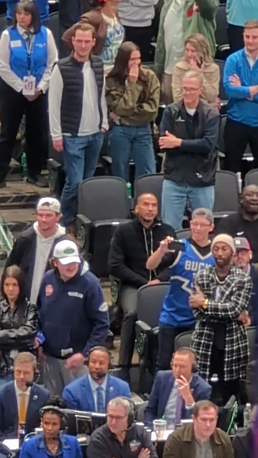 La réaction de Nico Harrison quand les fans des Mavs entonnent « Fire Nico ! Fire Nico ! »