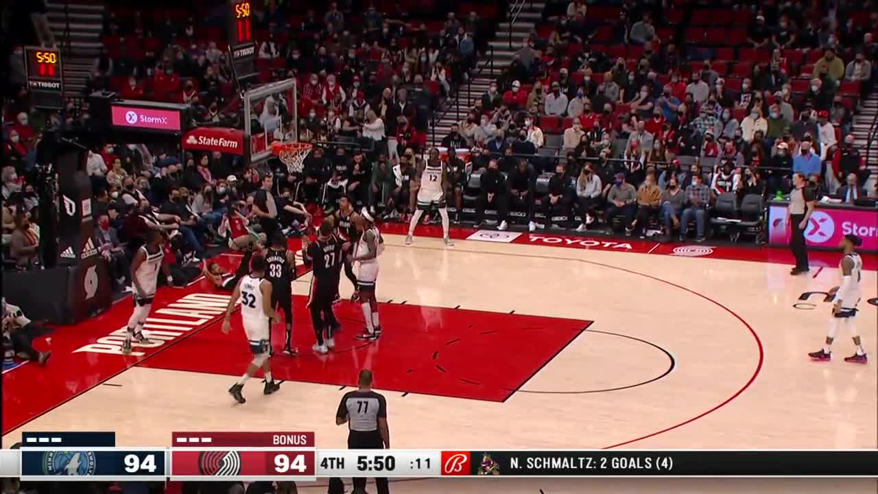 [Highlight] Anthony Edwards beats 4 defenders gets a lay-in and a foul ...
