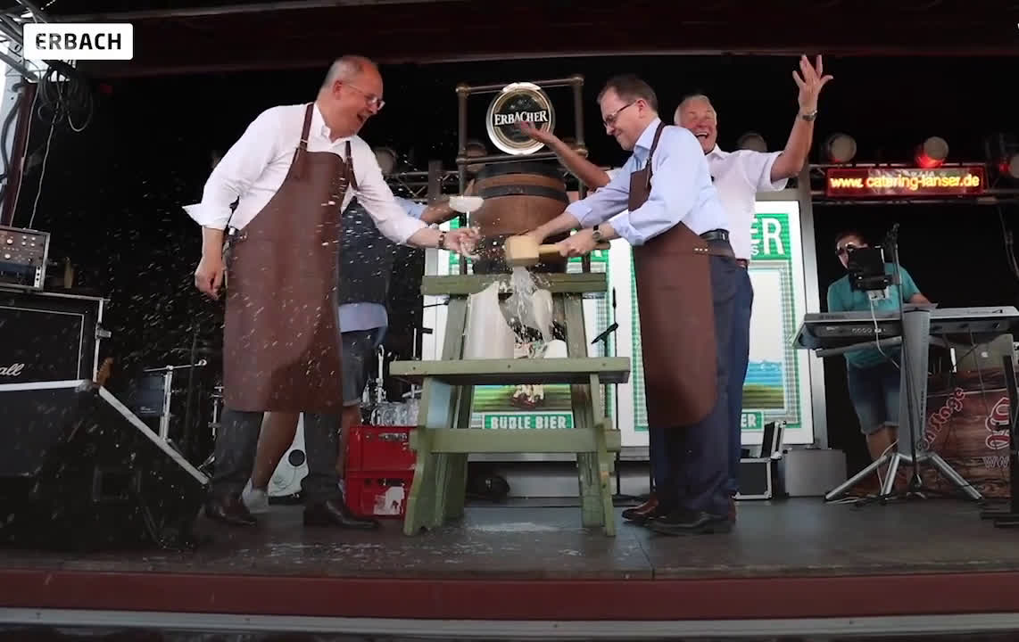 PLAY VIDEO Der Krug geht solange zum Wiesenmarkt Bieranstich bis