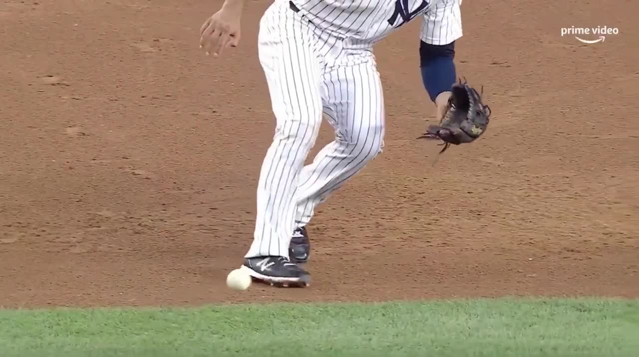 THIS YORDAN ALVAREZ WALKOFF HOME RUN BAT FLIP IS COLD 🤯 