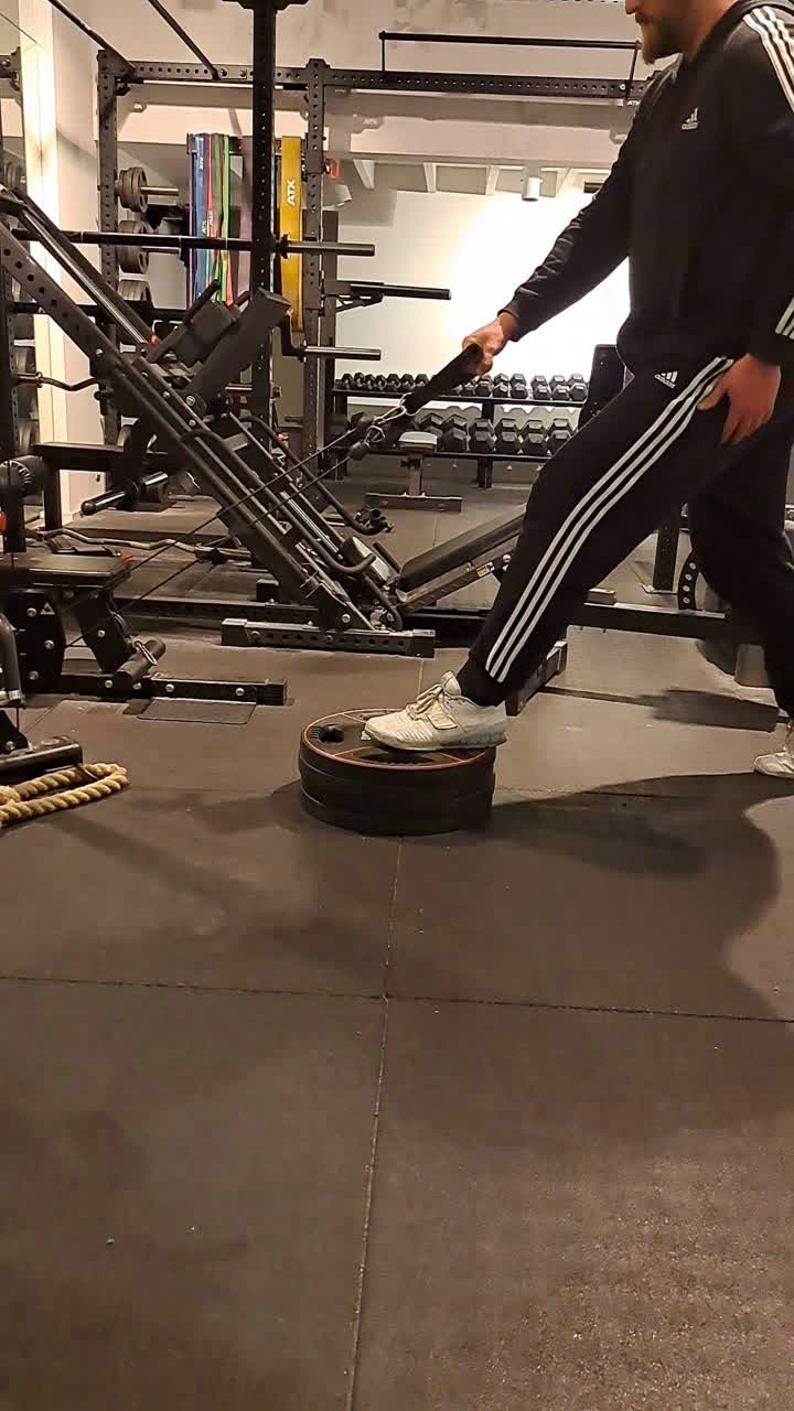 22-02-2023 31,5kg cable FFE split squat set 1
