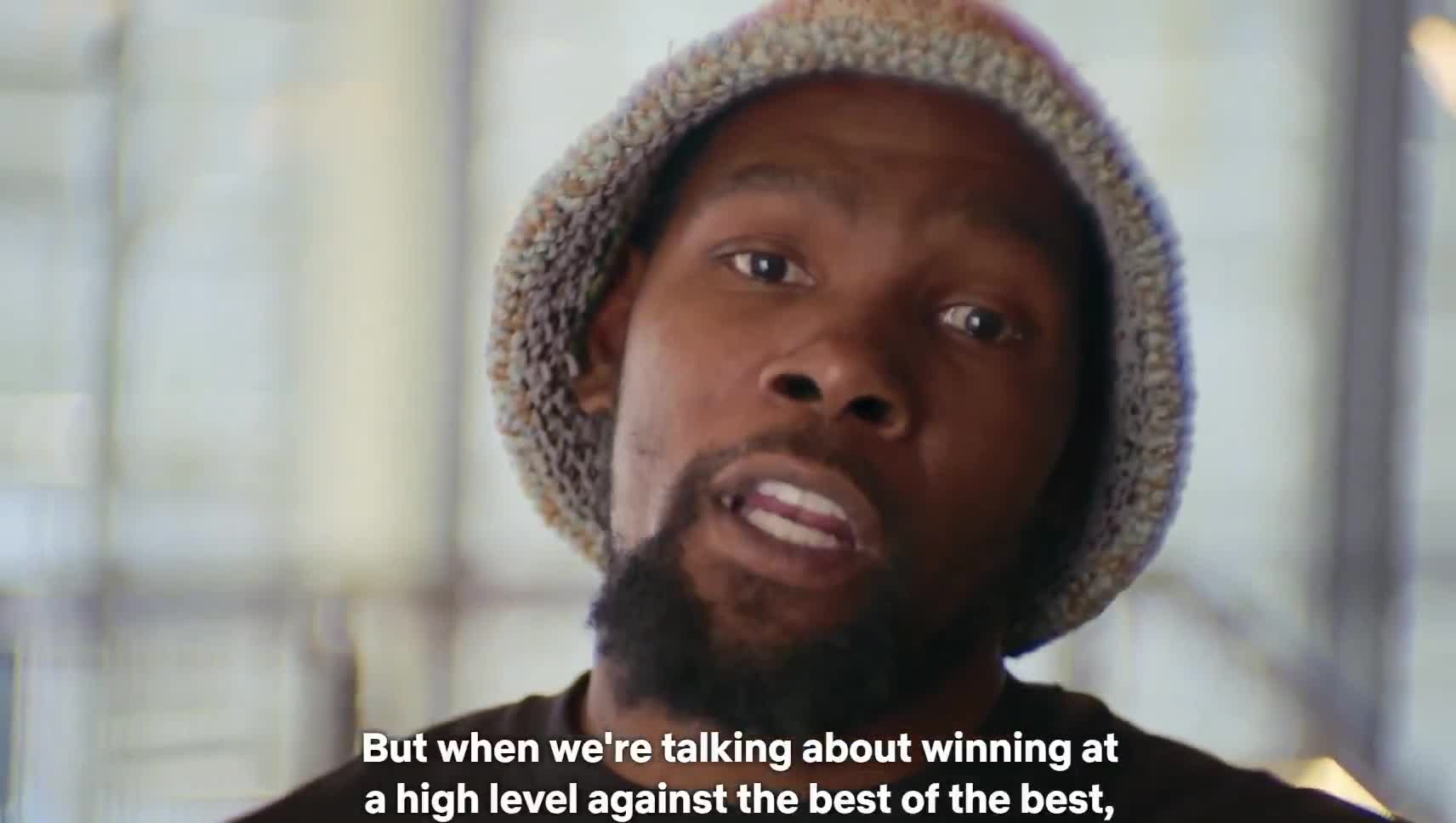 Kevin Durant pense que l'attaque gagne les championnats : « Il faut marquer  des paniers si vous voulez gagner un championnat… Jouer en défense, on peut  faire plier les jambes à n'importe qui ici… ..., image size:1712x968