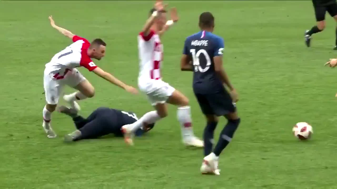 動画 クロアチア戦でグリーズマンがダイブで獲得したフリーキックからマンジュキッチのオウンゴールを誘発でフランスが先制 動画 クロアチア戦でグリーズマンがダイブで獲得したフリーキックからマンジュキッチのオウンゴールを誘発でフランスが先制