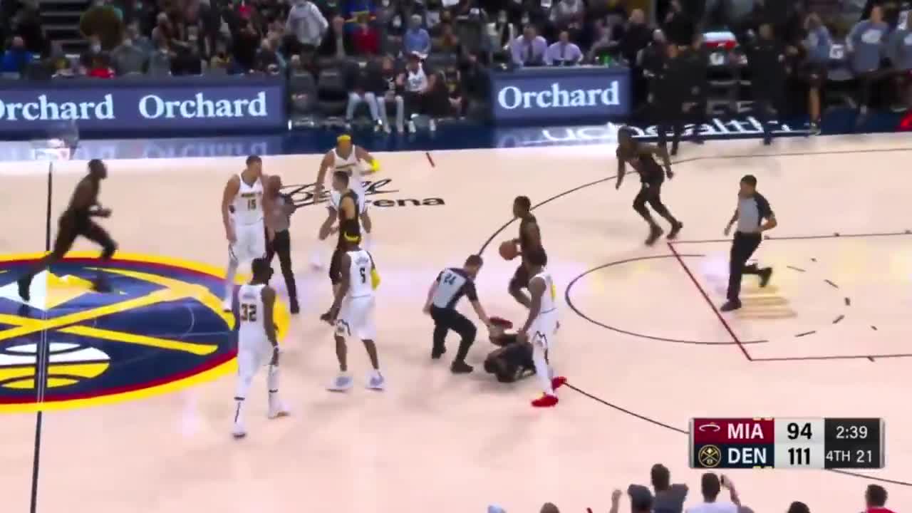 Highlight] Nikola Jokic shoves Markieff Morris to the ground from behind :  r/nba