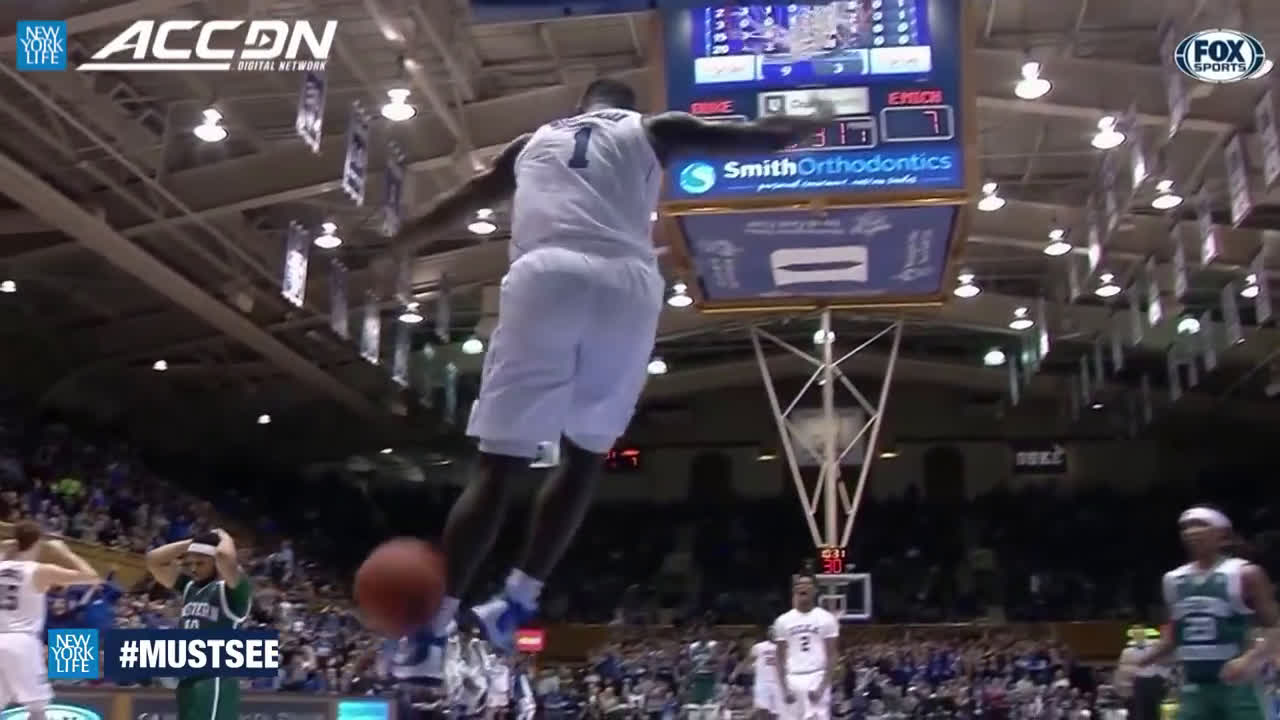 Duke Basketball Star Zion Williamson Throws Down 360 Dunk Against