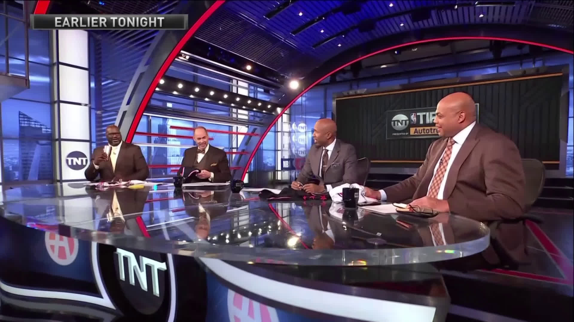 shaq-gives-chuck-a-hard-time-for-only-scoring-17-in-his-all-star-mvp-game-until-he-s-made-aware-that-he-only-scored-17-for-his-all-star-mvp-r-nba
