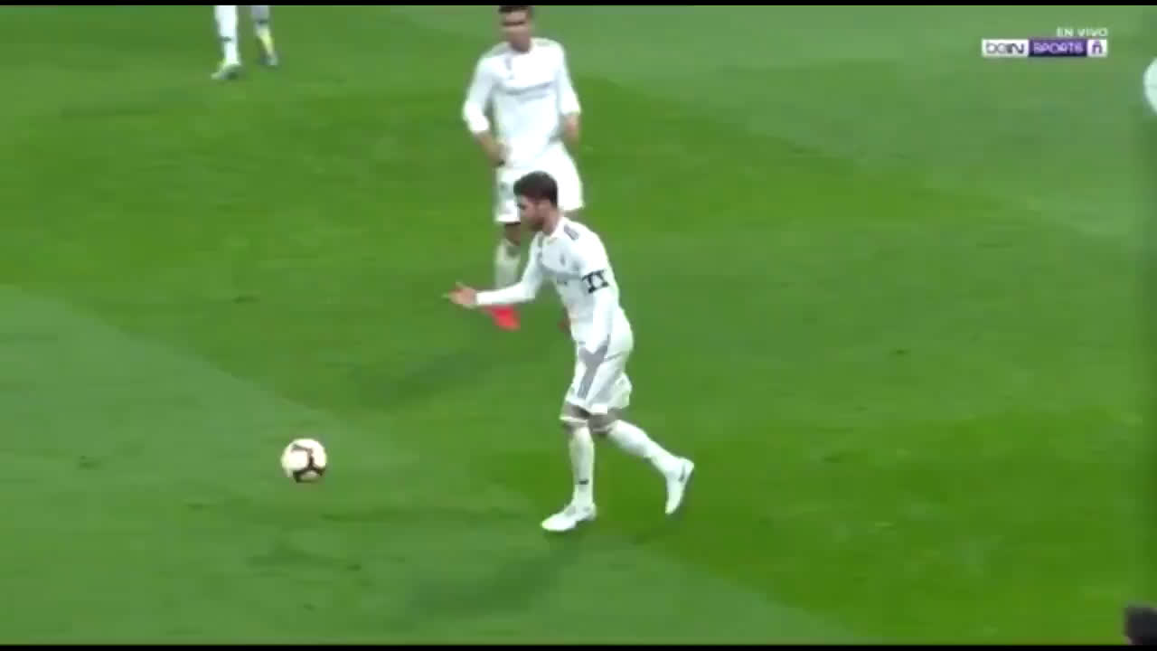 動画 クラシコでバルセロナのメッシがセルヒオラモスのラフプレーにキレる 顔面に肘打ち気味でパンチされて口論に 動画 クラシコでバルセロナのメッシがセルヒオラモスのラフプレーにキレる 顔面に肘打ち気味でパンチされて口論に
