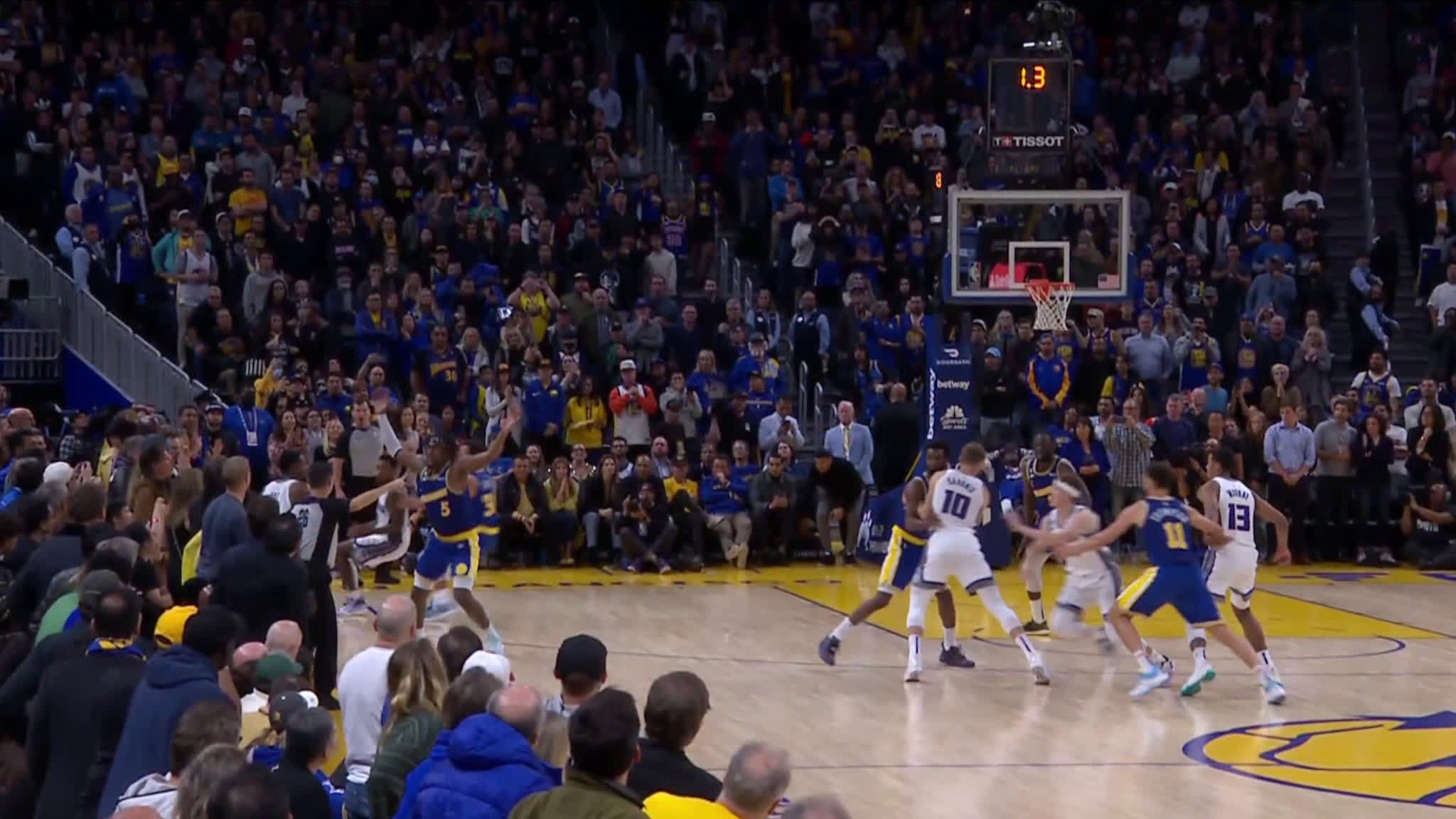 Highlight] Klay Thompson gets away with a few fouls on Kevin Huerter's  attempt to tie at the buzzer : r/nba