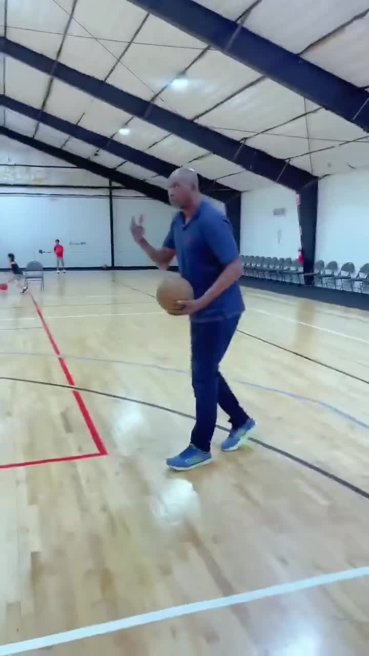 Watch Hakeem Olajuwon teaching footwork to young players | Streamable