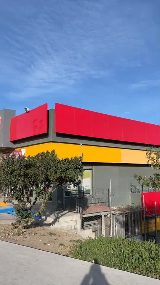 Un Oxxo Arriba De Otro Oxxo, Cosas Que Pasan Solo En Tijuana!