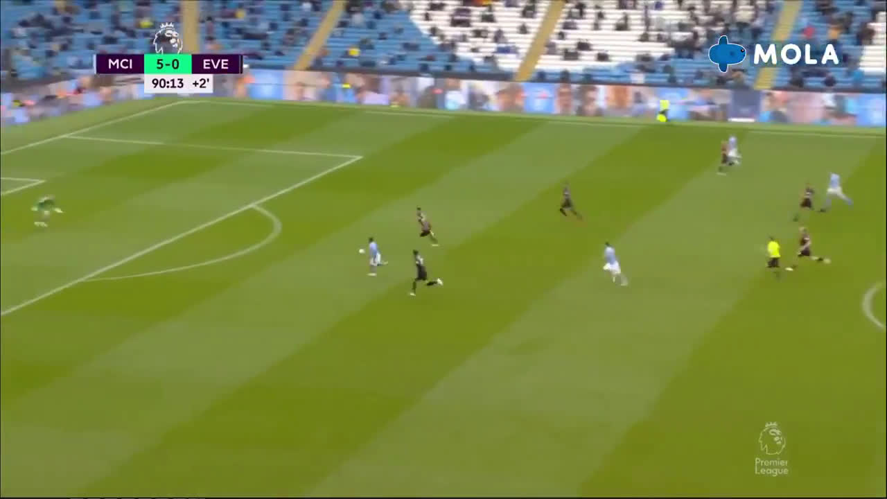 Gif: De Bruyne with a great pass for Sterling vs Everton!