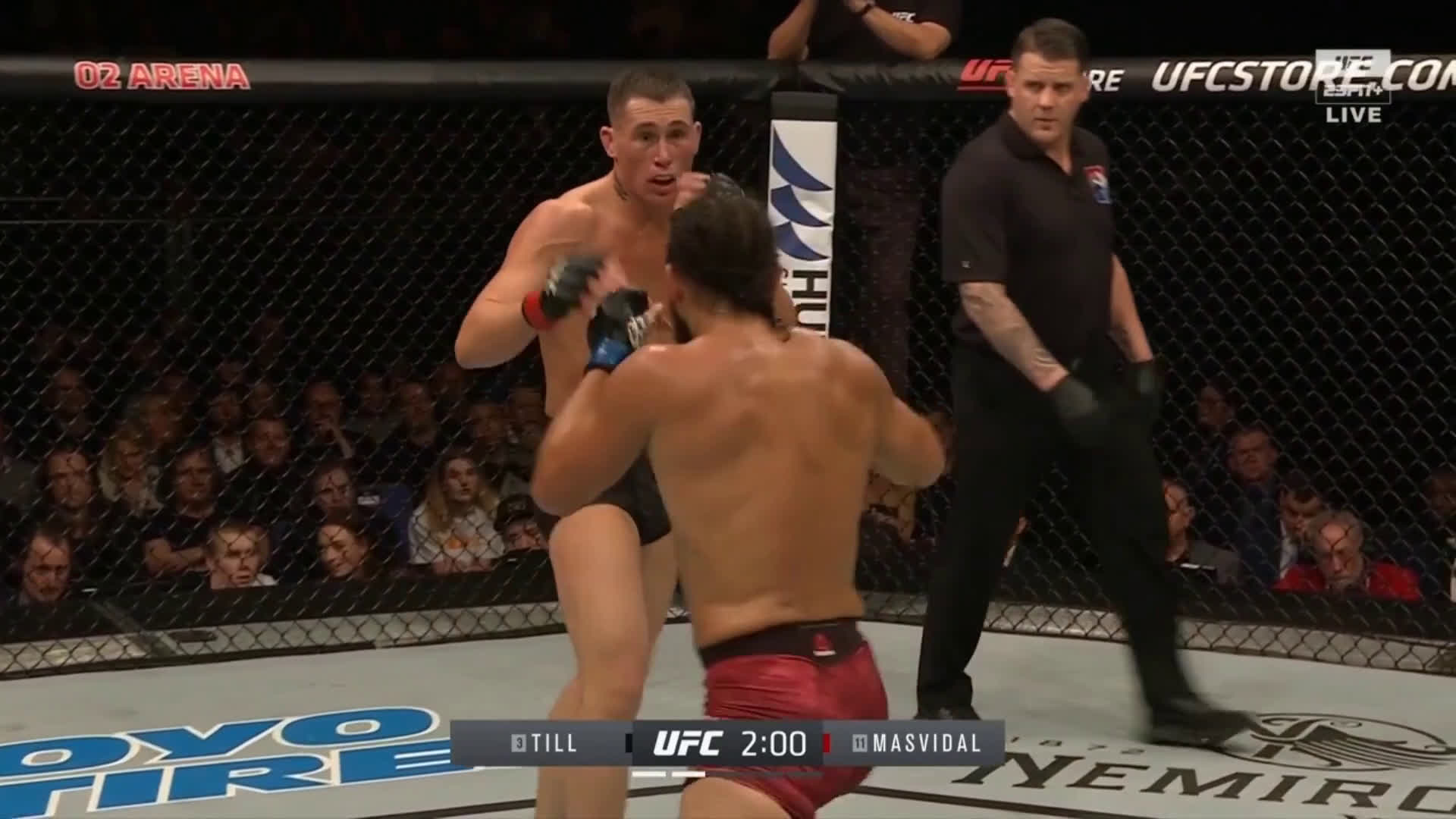 UFC fighter knocked out cold after taking knee to the face