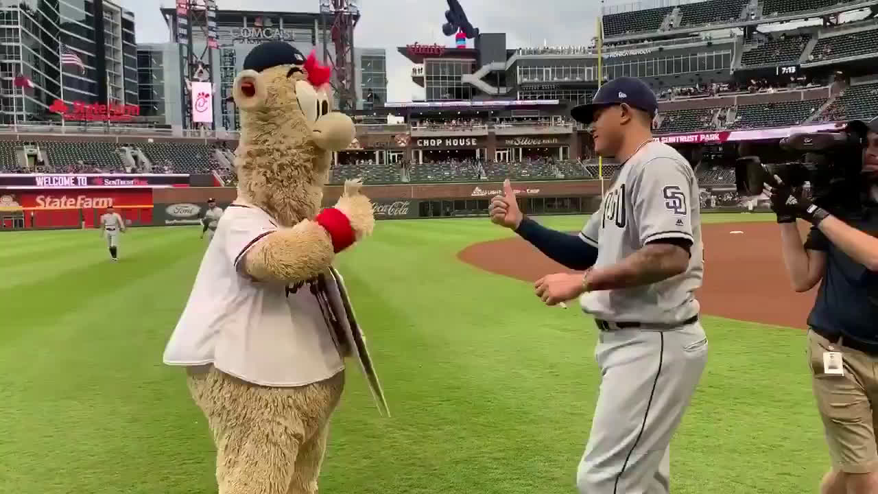 The Braves' mascot Blooper came for the Phanatic. Philly fought back.