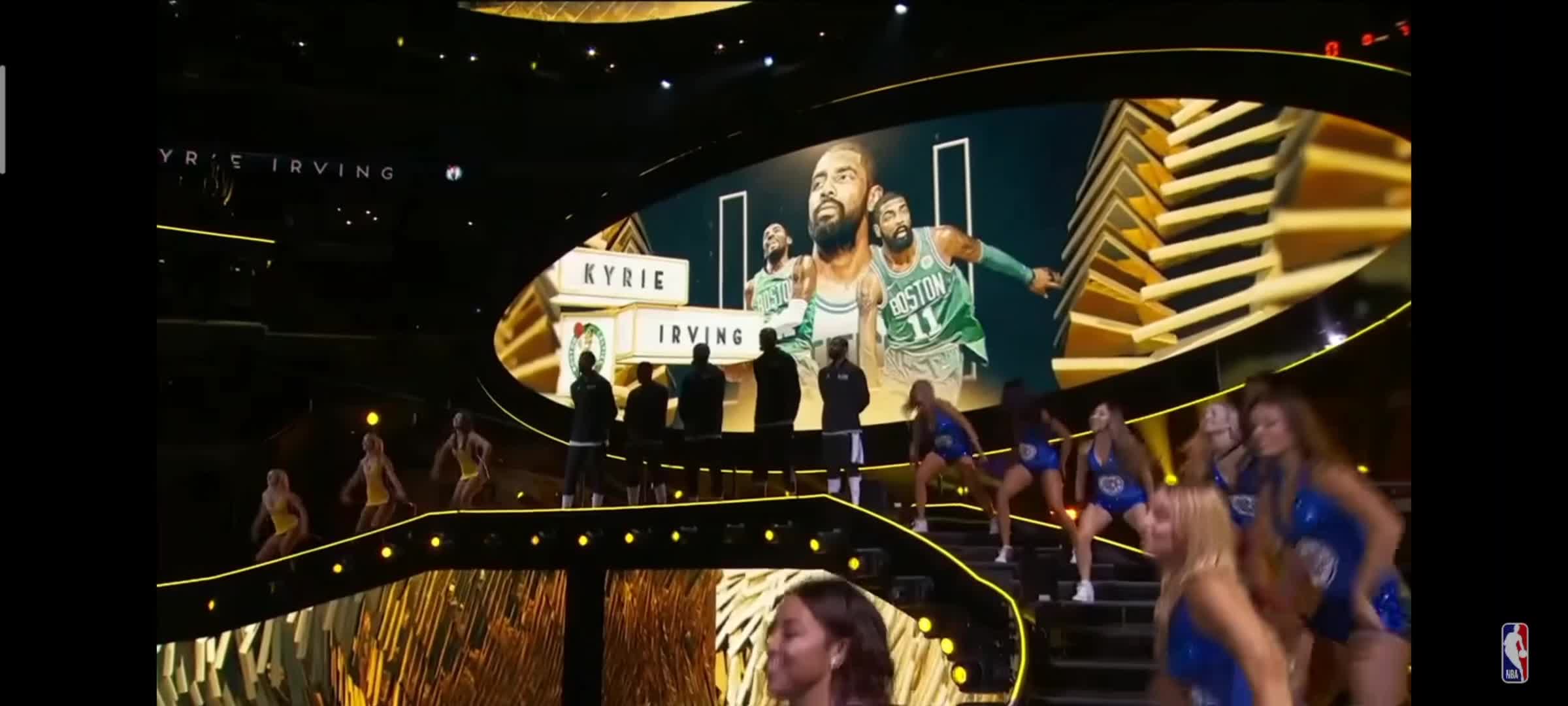 Kevin Hart destroying Kyrie Irving during the 2018 NBA All star Introductions