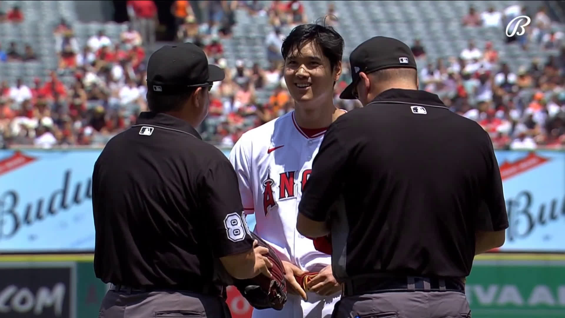Shohei Ohtani unbuckles his pants in the middle of a baseball game r/ baseball