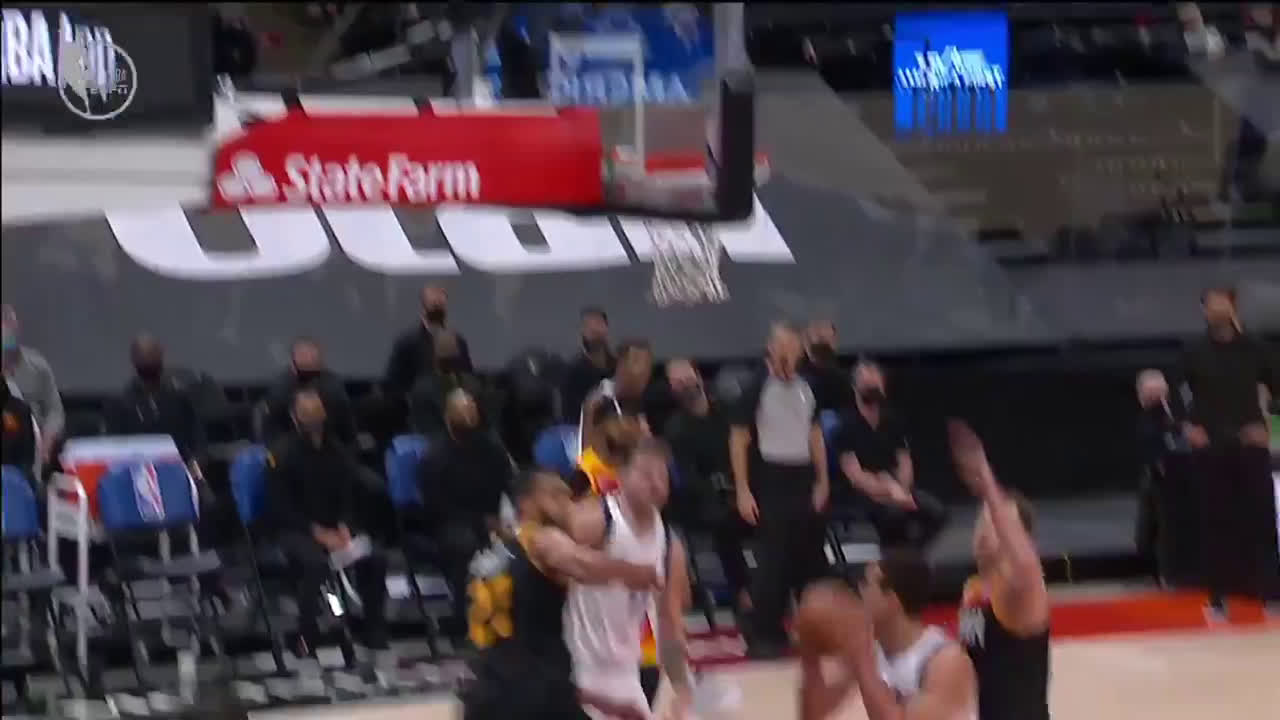 Luka Doncic with the wrap around pass!