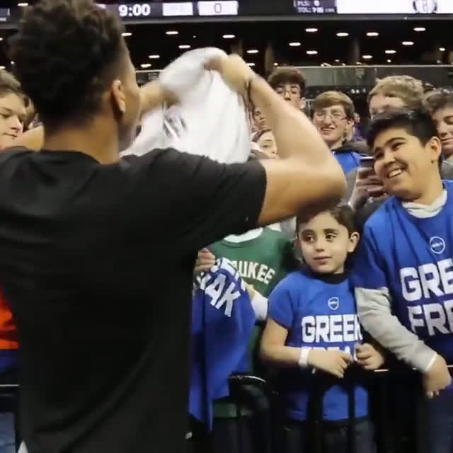Kyle Kuzma's giant sweater drew plenty of laughs from NBA fans 