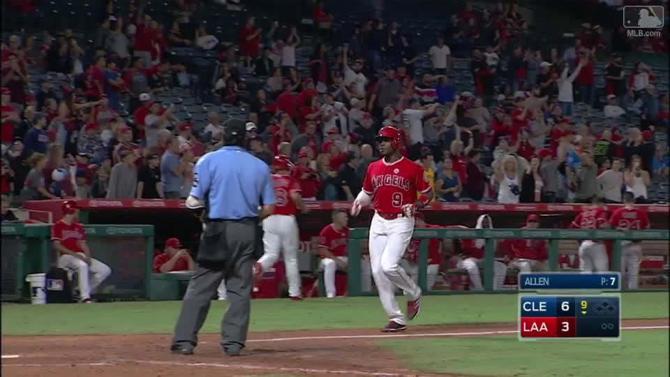 Pérez delivers with bat to finish big series, KC tops Angels