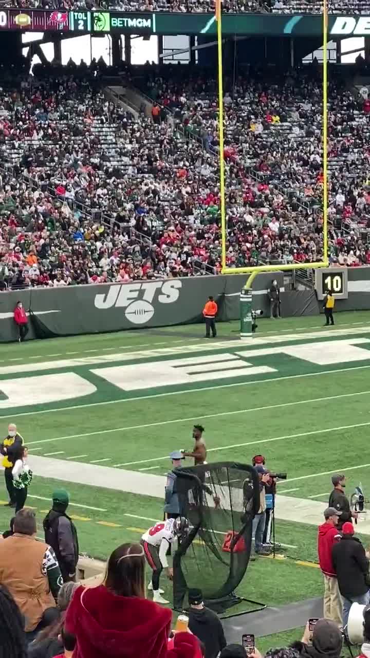 Bucs Wide Receiver Antonio Brown takes off his jersey & pads mid-game, then  exits the field against the NY Jets : r/sports