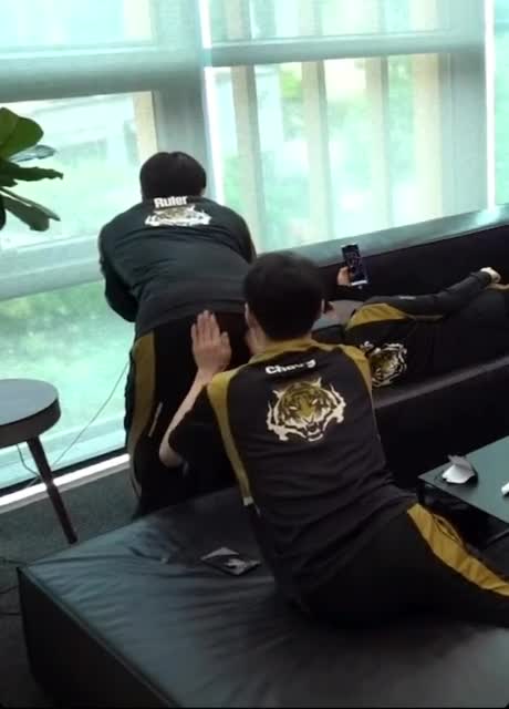 엉덩이 맞으며 신음소리내는 프로게이머