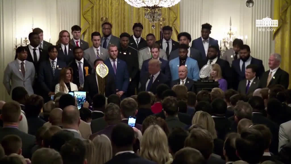 LSU quarterback Joe Burrow presents President Trump with a jersey