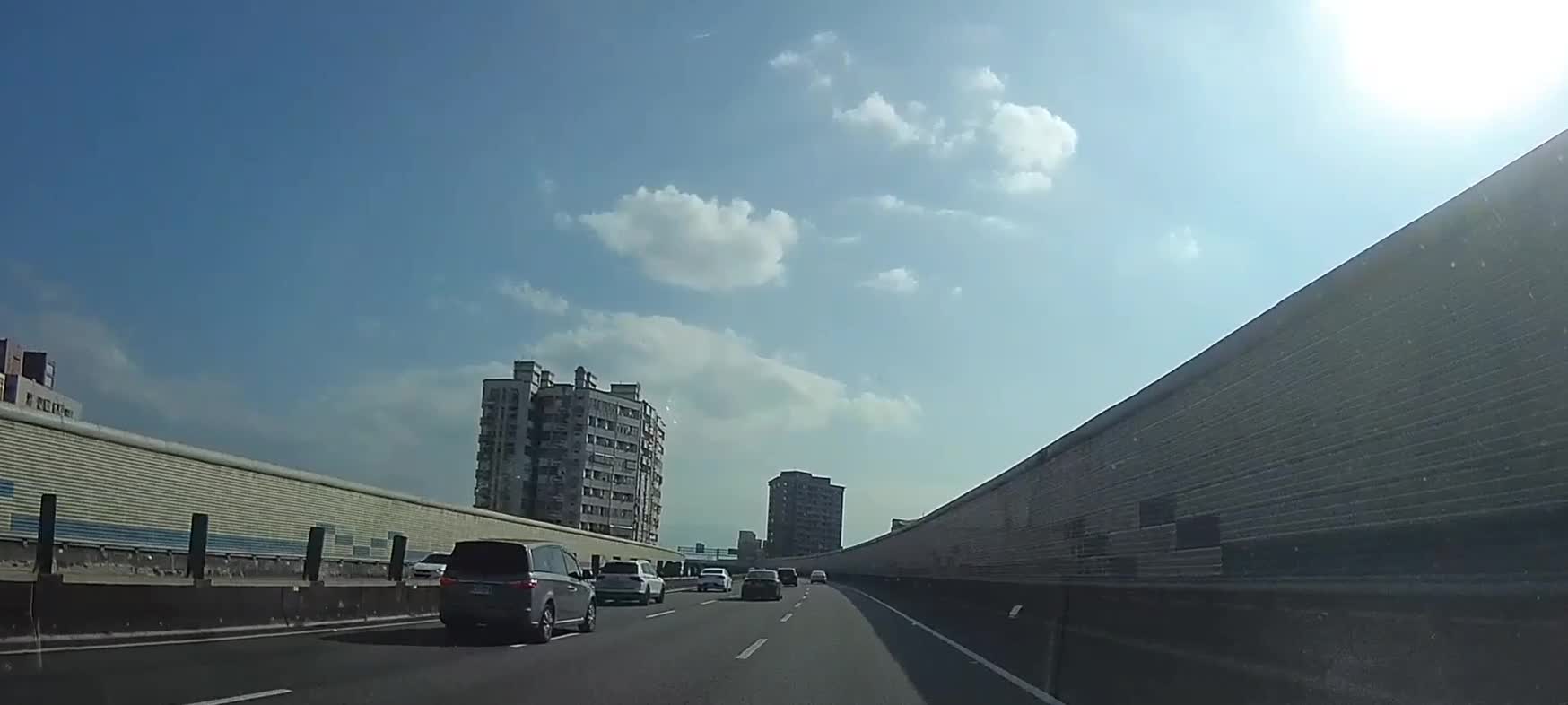 [閒聊] 國道打燈後 後車突然加速