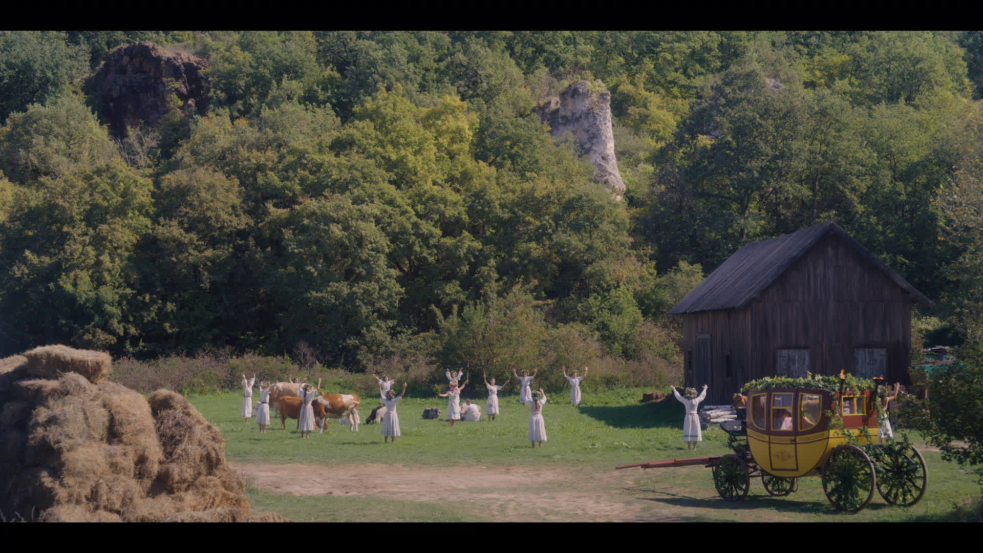 Midsommar – singing outside during the mating ritual