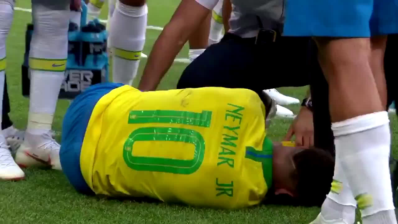 動画 メキシコ戦でブラジルのネイマールが足を踏まれて大袈裟に転がる 痛がり過ぎて演技かどうか分からないｗｗｗ