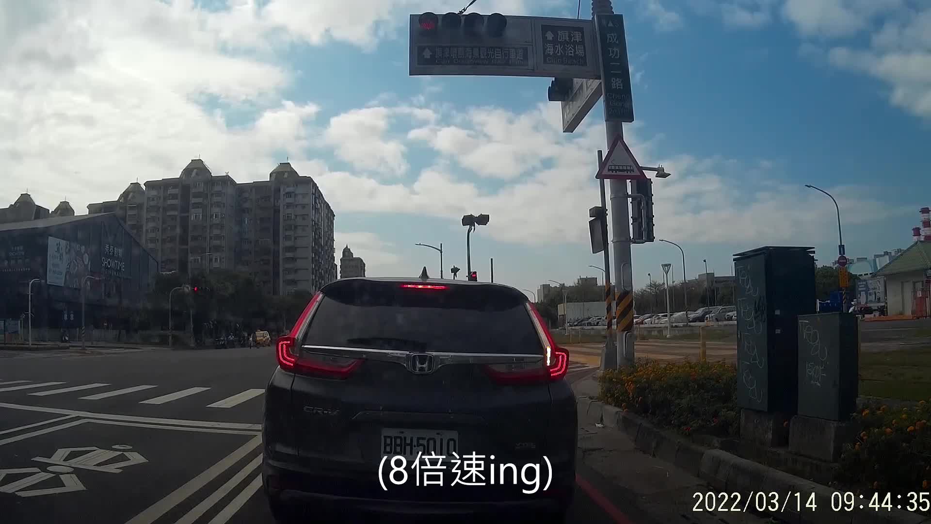 [問題] 轉彎車道燈亮了前車不走，如何處理?