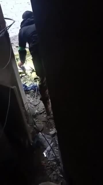 Na miejscówkę ukraińskich żołnierzy wpada dron. Ukrainiec o stalowych nerwach wynosi drona i wyrzuca go przez okno. Nawet oglądać jest strasznie. https://streamable.com/85uq84 #wojna #ukraina #rosja