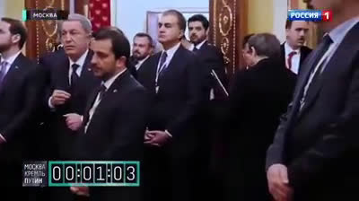 تسريب فيديو يظهر تفتيش أردوغان ومرافقيه بانتظار أن يستقبلهم بوتين ...