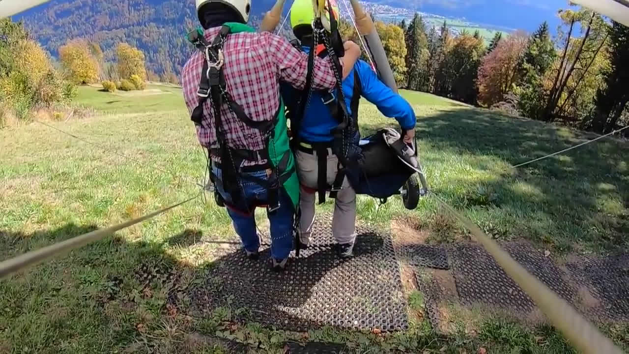 Guy is not strapped in to the hang glider