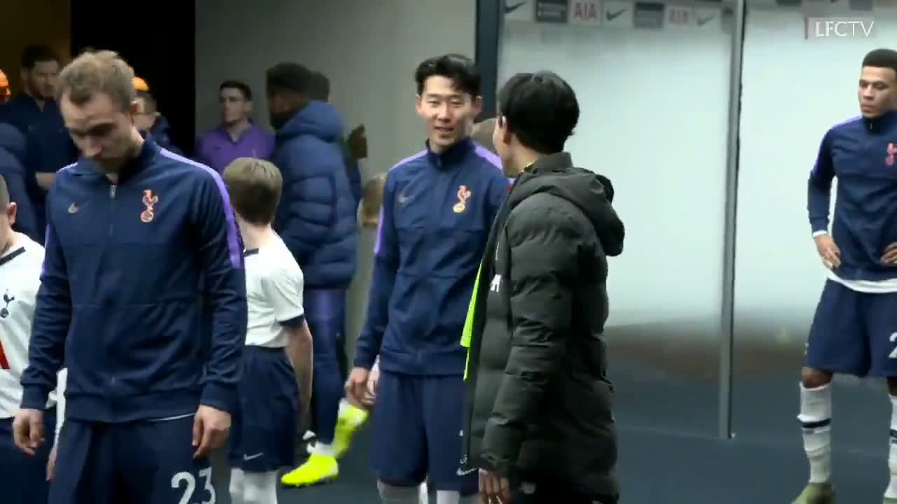 動画 南野拓実とソンフンミンが試合前に笑顔で会話 トッテナム戦でリバプールの南野拓実が握手して抱き合う 動画 南野拓実とソンフンミンが試合前に笑顔で会話 トッテナム戦でリバプールの南野拓実が握手して抱き合う