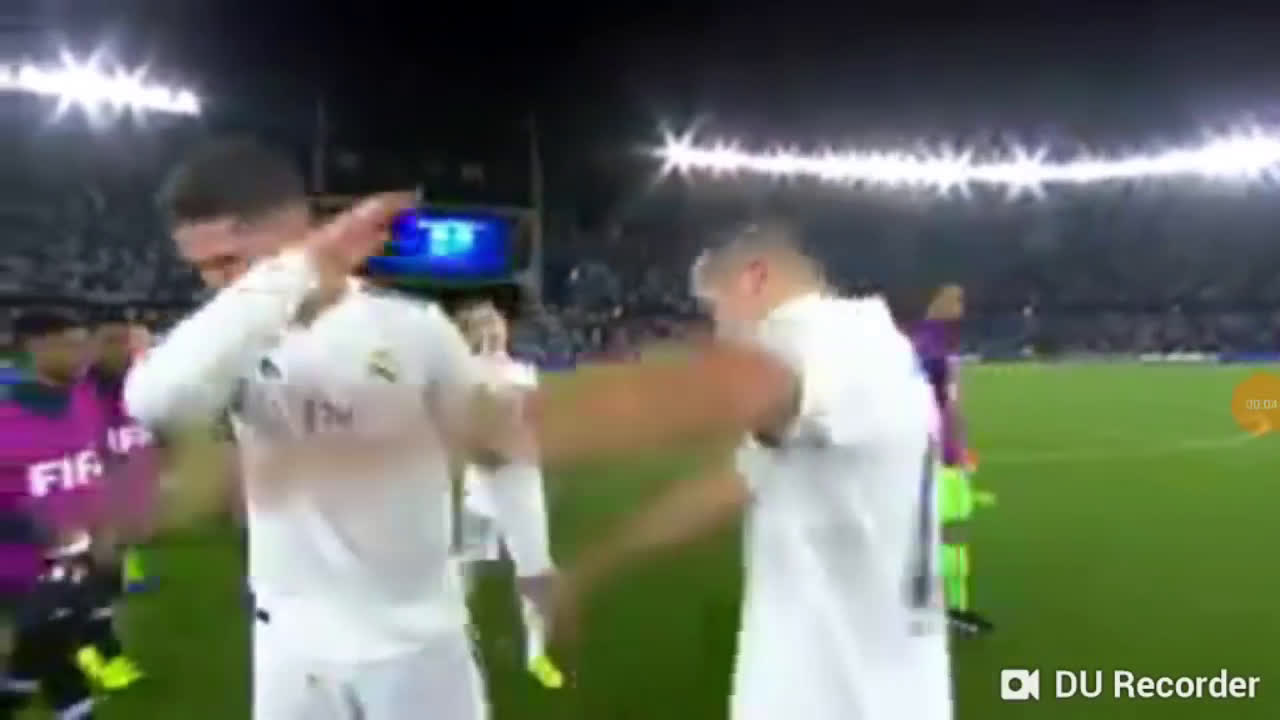 動画 バスケスがモドリッチの胸ぐらを掴んで口論に クラブw杯決勝の会話の内容が明らかに パス出せよバロンドーラー 動画 バスケスがモドリッチの胸ぐらを掴んで口論に クラブw杯決勝の会話の内容が明らかに パス出せよバロンドーラー