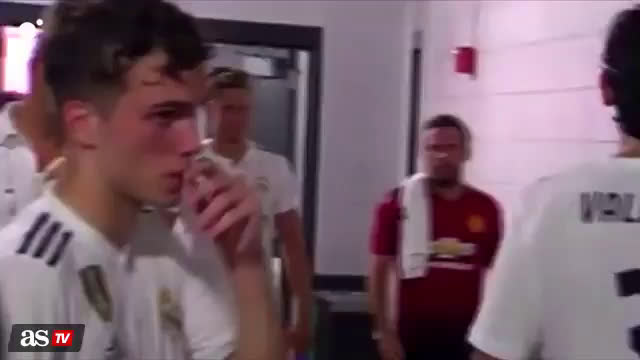 動画 マンu戦でレアルの19歳ロペスがエレーラにサンチェスのユニが欲しいとお願い スタッフにも交渉して無事に受け取る