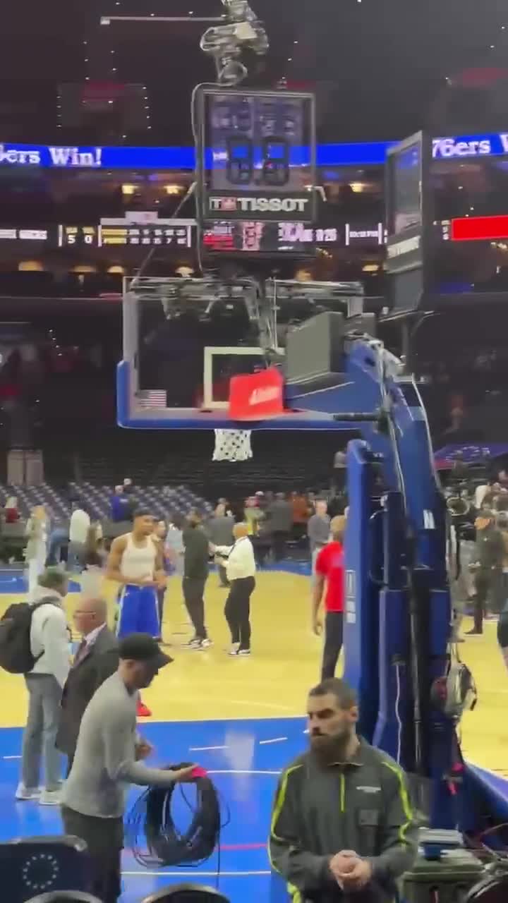 Giannis Antetokounmpo gets heated with arena worker, shoves ladder