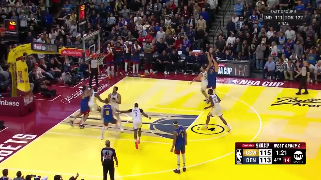 Nikola Jokic cale une magnifique feinte de grand-père sur Stephen Curry pour égaliser à 1’20 de la fin